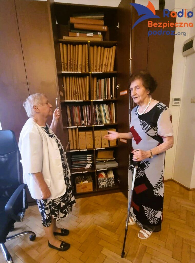 Ewa Tomaszewska i Katarzyna Soborak przy szafie z dokumentacją kanonizacyjną