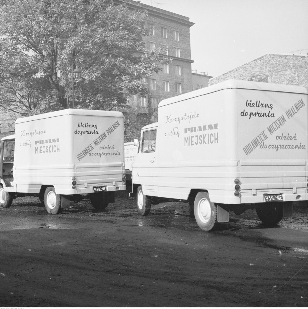 Samochody Żuk z namalowanymi napisami reklamującymi usługi przedsiębiorstwa. Warszawa 1970 NAC