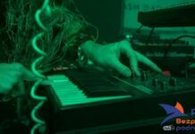 11-Fonomo-Music-Film-Festival. Zdjęcie wypełnione dłońmi muzyka grającego na syntetyzatorze. Całość w kosmicznej zieleni.