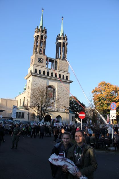 Harcerki z Legionowa przed kościołem św. Stanisława Kostki