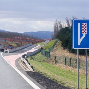 Oplaty-drogowe-w-Europie-Emergency_stopping_lane_on_D8_near_Petrovice_Czech_Republic