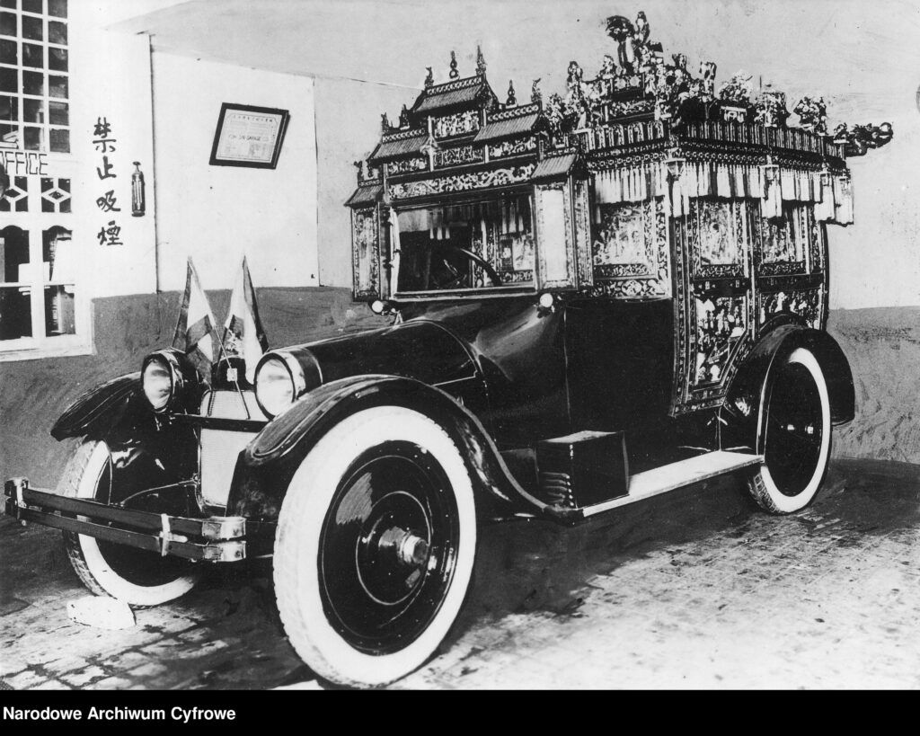 Samochód ślubny z ozdobami w konwencji świątyni buddyjskiej. 1930