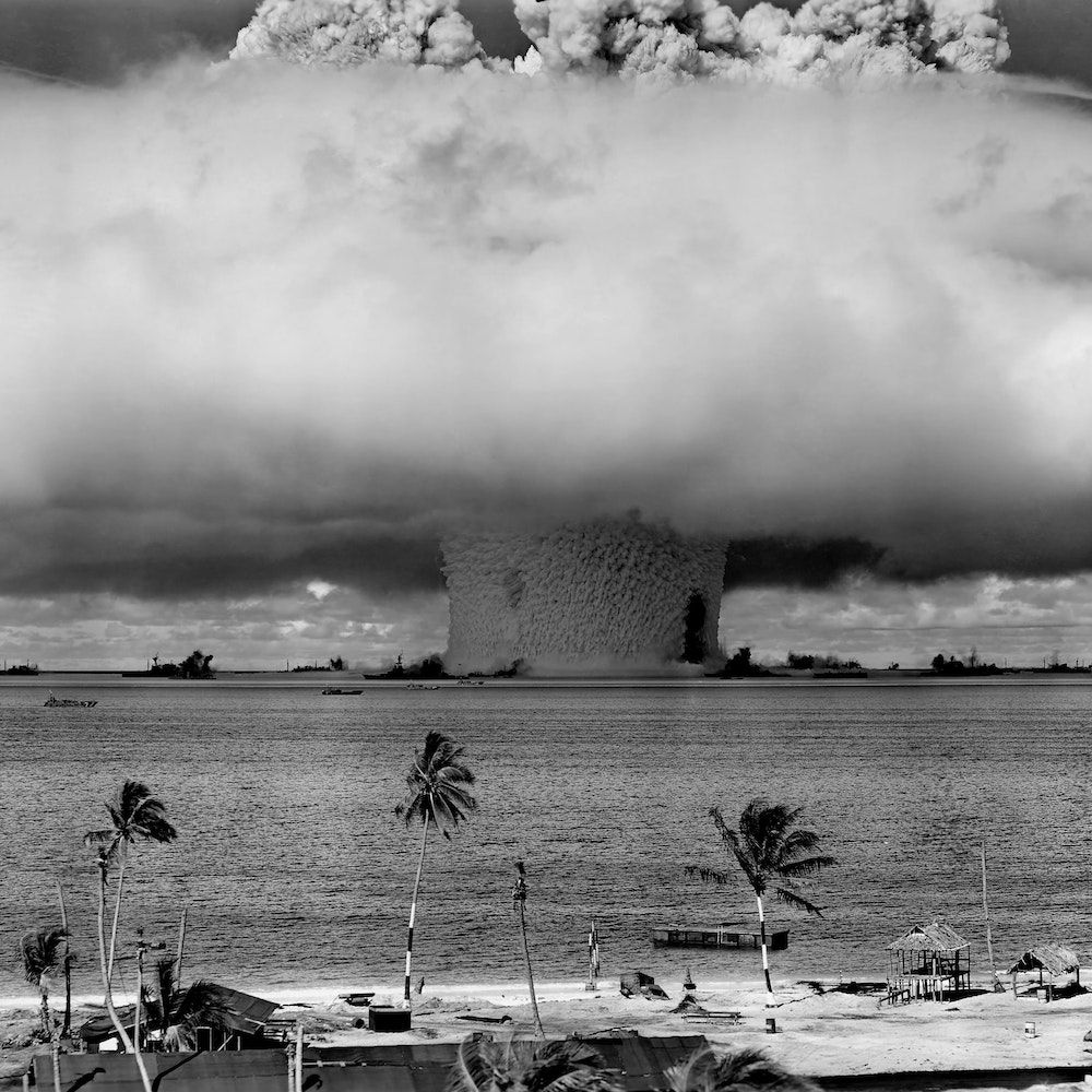 Postępowanie po wybuchu bomby atomowej - skażenie po bombie atomowej może być ogromne tu przykład wybuchu na morzu