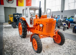 Traktor MTZ-50 Czeboksarskie Naukowo-Techniczne Muzeum Historii Traktorów które należy do Prezesa Koncernu „Traktor Zakłady” Michała Bolotina