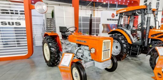 URSUS C-360. Na zdjęciu Targi Agrotech 2017 w Kielcach, na stoisku URSUSA można było podziwiać piękną C-360. Wszystkie traktory w kolorze pomarańczowym.