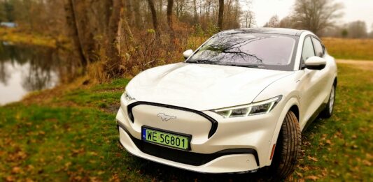 elektryczny samochód ford mustang mach-e - Tesla tanieje