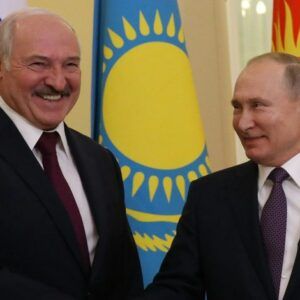Na-70-urodziny-prezydent-Bialorusi-Aleksander-Lukaszenko-wreczyl-Putinowi-bon-upominkowy-na-traktor-podala-agencja-Associated-Press.