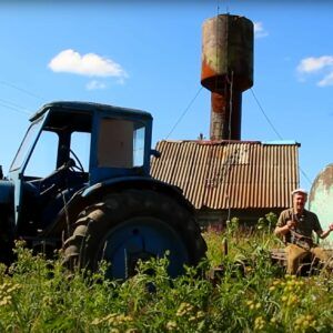 Traktor-MTZ-50-wedlug-Aleksandra-Lukaszenki-z-beczkowozem-z-woda-1