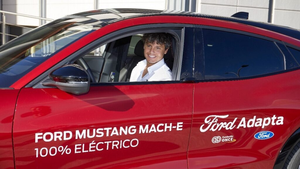 Ford Mustang Mach-E. Uśmiechnięty i szczęśliwy Cisco Gracia, za kierownicą swojego Forda Mustanga Mach-E. 