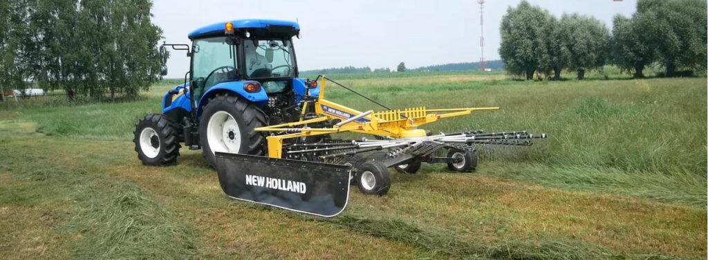 New Holland międzynarodowa potęga New Holland T4 .75 z podczepioną maszyną rolniczą