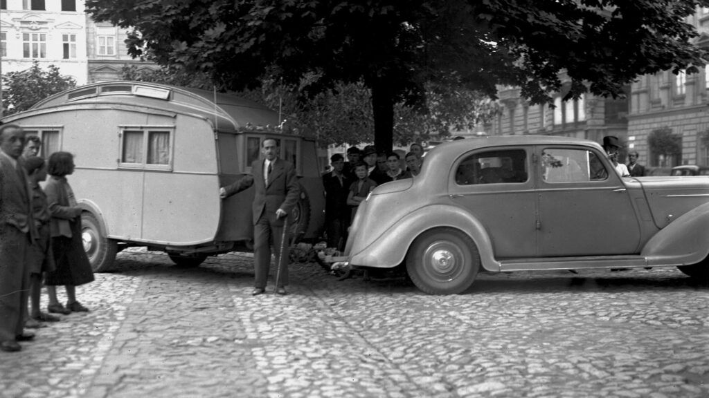 Jazda z przyczepą co trzeba wiedzieć - 1937 Turyści angielscy Wiliamsonowie w Krakowie foto NAC