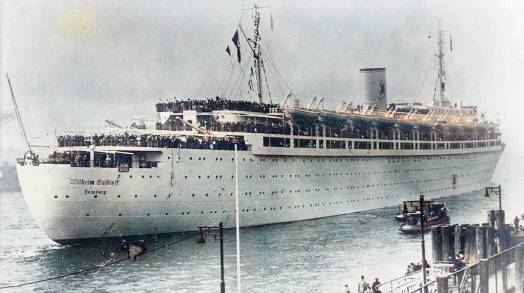 Największa tragedia na Bałtyku – na zdjęciu MS Wilhelm Gustloff wychodzi z portu. Na wszystkich pokładach widać mrowie pasażerów.
