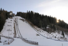 Pierwsze loty narciarskie w tym sezonie Na zdjęciu jest Skocznia w Bad Mittendorf (HS235) Pierwsze loty narciarskie w tym sezonie