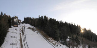 Na zdjęciu jest Skocznia w Bad Mittendorf (HS235) Pierwsze loty narciarskie w tym sezonie