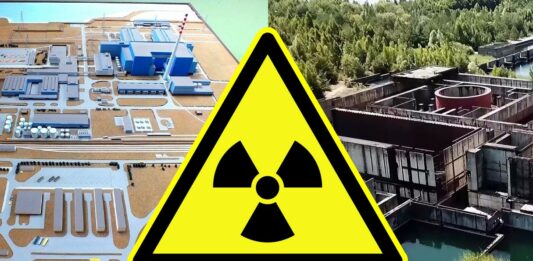 Polska elektrownia jądrowa - retrospekcja. Ilustracja podzielona w pionie na dwie części. Po lewej widoczna makieta EJ Żarnowiec. Po prawej widok ruin opuszczonej budowy elektrowni. W centrum obrazka znak ostrzegający przed promieniowaniem radioaktywnym.