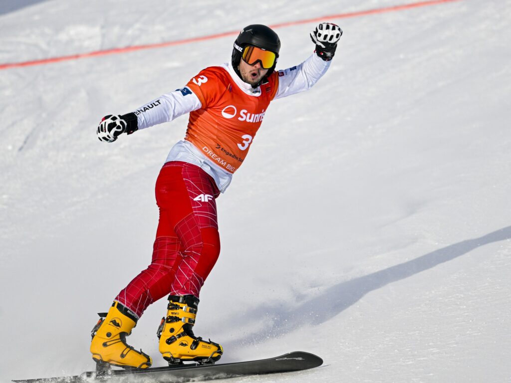 Na zdjęciu jest podczas zjazdu Oskar Kwiatkowski Snowboard.Udany weekend Polskich zimowych sportów.