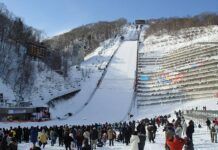 Na zdjęciu jest Okurayama skocznia narciarska w japońskim Sapporo. Kolej na Sapporo PŚ w skokach narciarskich.