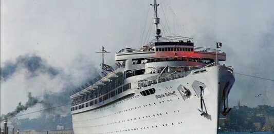 Największa tragedia na Bałtyku – 78 rocznica zatopienia MS Wilhelm Gustloff. Na ilustracji tytułowy, ogromny wycieczkowiec wchodzi do portu.