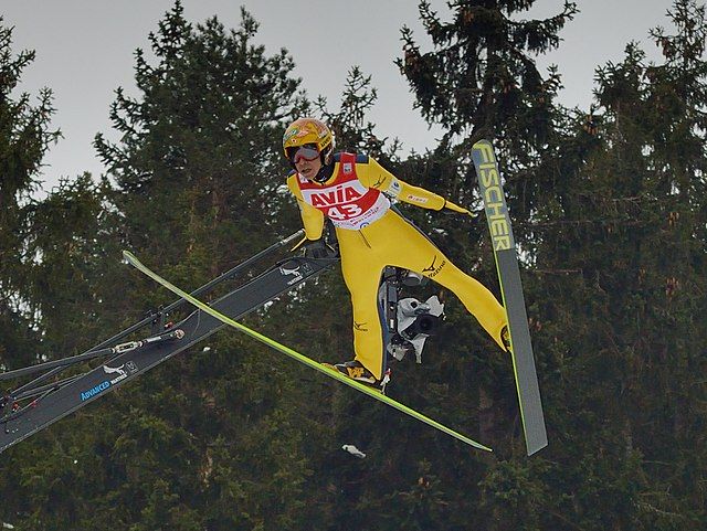 Na zdjęciu jest skoczek narciarski Noriaki Kasai podczas swojego skoku na zawodach w Titisee-Neustadt. Udany weekend Polskich zimowych sportów