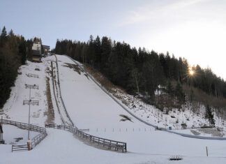 Na zdjęciu jest Skocznia w Bad Mittendorf (HS235) Pierwsze loty narciarskie w tym sezonie
