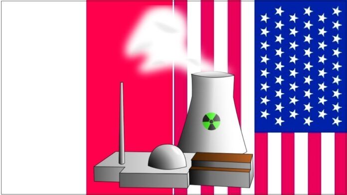 Polska elektrownia atomowa - drugie podejście. Natle flagi polskiej po lewej, oraz amerykańskiej po prawej w centrum grafika elektrowni jądrowej.