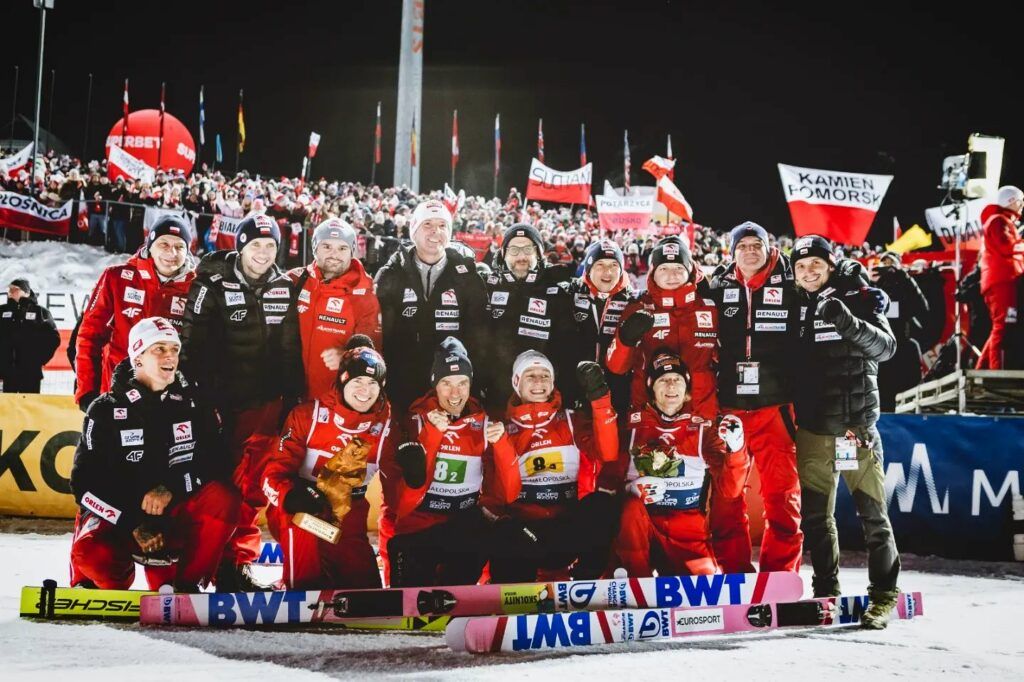 Na zdjęciu jest Reprezentacja Polski w skokach narciarskich cisząca się z drugiego miejsca w konkursie drużynowym w Zakopanem.Udany weekend Polskich zimowych sportów.