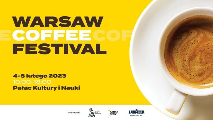 Warsaw Coffee Festival 2023. Plakat imprezy , na żółtym tle biała filiżanka pełna kawy z pianką. Po lewej tytuł imprezy oraz data.