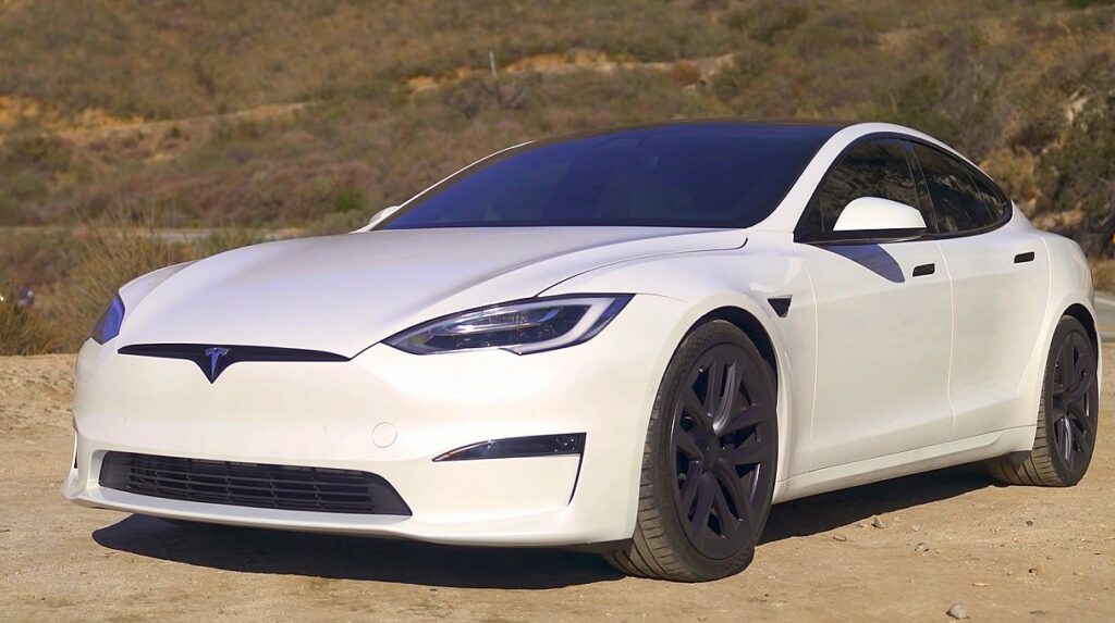 TESLA - wielka akcja serwisowa. Na zdjęciu biała Tesla model S Plaid.
