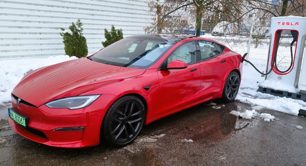 Tesla S na ładowarce w Radomiu
