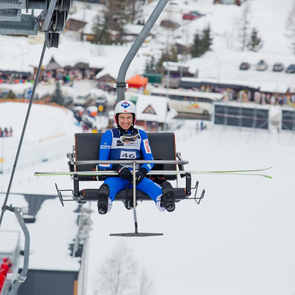 Na zdjęciu jest Kamil Stoch gdzie wjeżdża w górę skoczni z nartami na Średnią Krokiew. PŚ w skokach narciarskich Rasnov