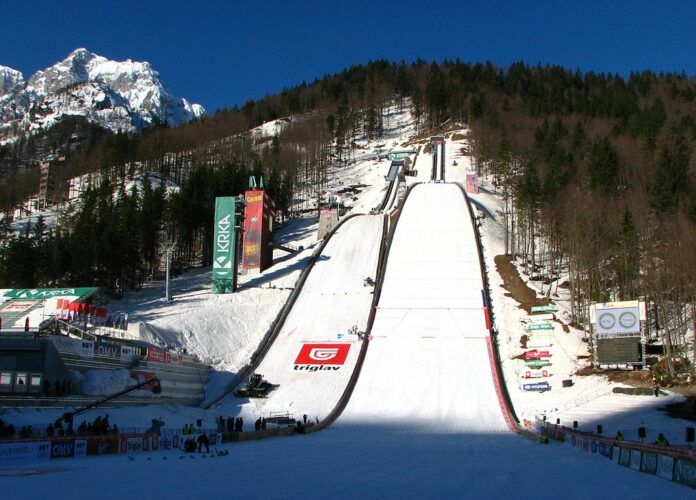 Na zdjęciu jest kompleks dwóch skoczni narciarskich. Planica MŚ w skokach narciarskich.