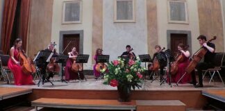 10 Krakowska Wiosna Wiolonczelowa. Na scenie koncertuje oktet wiolonczelistów.