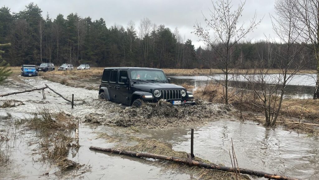 Jeep Wrangler w wodzie