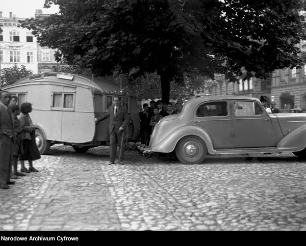 Samochód z przyczepą rok 1937 XX wieku (foto NAC)