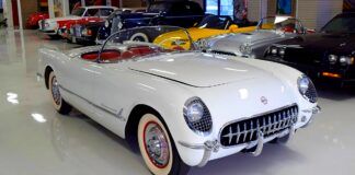Chevrolet Corvette C1 pierwsza generacja. Na zdjęciu w centrum stoi biały kabriolet Corvette z 1953 roku. W drugim planie wiele innych odrestaurowanych samochodów