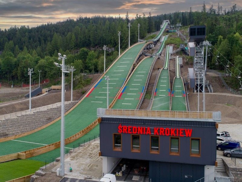 Na zdjęciu jest Kompleks skoczni narciarskich „Średnia Krokiew” w Zakopanem. Letnie Igrzyska Europejskie 2023 w Polsce.
