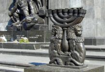 Powstanie w Getcie Warszawskim. Widok na pomnik Bohaterów Getta.