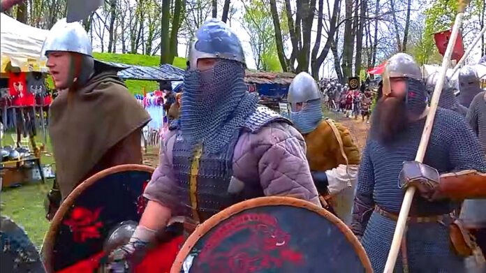 Turniej rycerski na zamku w Iłży. Grupa uzbrojonych rycerzy idzie na miejsce turnieju.