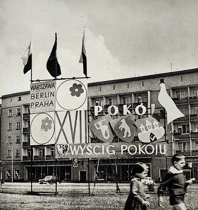 Na zdjęciu jest Dekoracja pl. PKWN (Legionów) we Wrocławiu z okazji Wyścigu Pokoju.Wyścig Pokoju wyścigu kolarskiego.