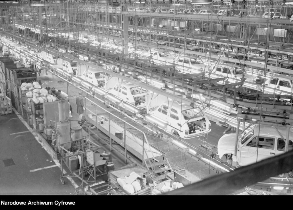 Samochody Fiat 126p na linii montażowej - Fabryka Samochodów Małolitrażowych w Bielsku-Białej (foto NAC)