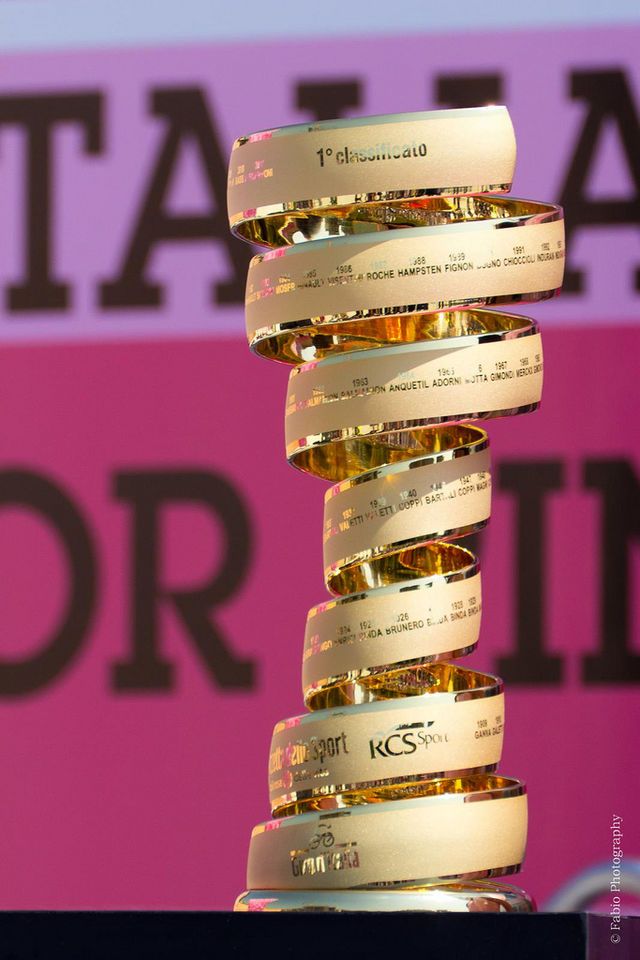 Na zdjęciu jest trofeum Giro d’Italia 2023.