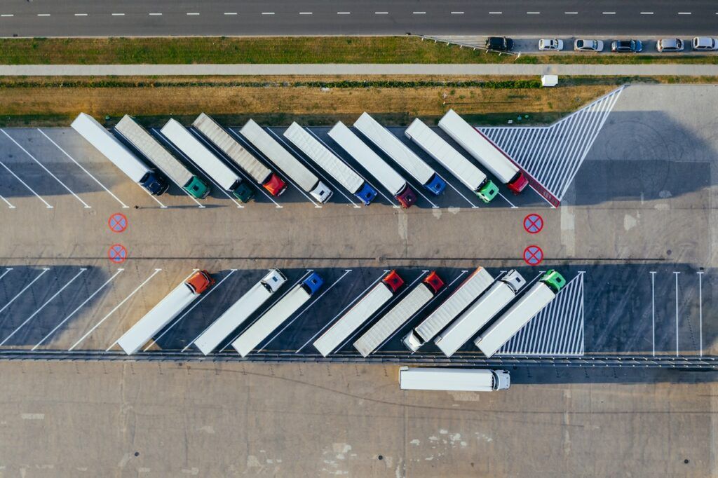 parking z równo zaparkowanymi ciężarówkami dzięki asystentowi parkowania dla kierowcy ciężarówki