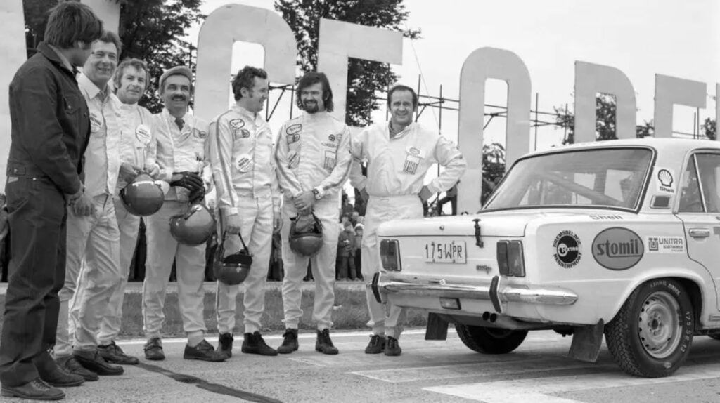 Rok 1973, Rekord Fiata - polscy kierowcy, którzy trzykrotnie pobili światowy rekord prędkości na A4 pod Wrocławiem (7 mężczyzn i Fiat 125p) fot.-Irena-Komar