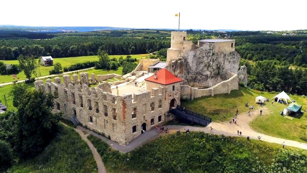 XVII Turniej Rycerski na zamku Rabsztyn - widok na częściowo zrekonstruowany zamek