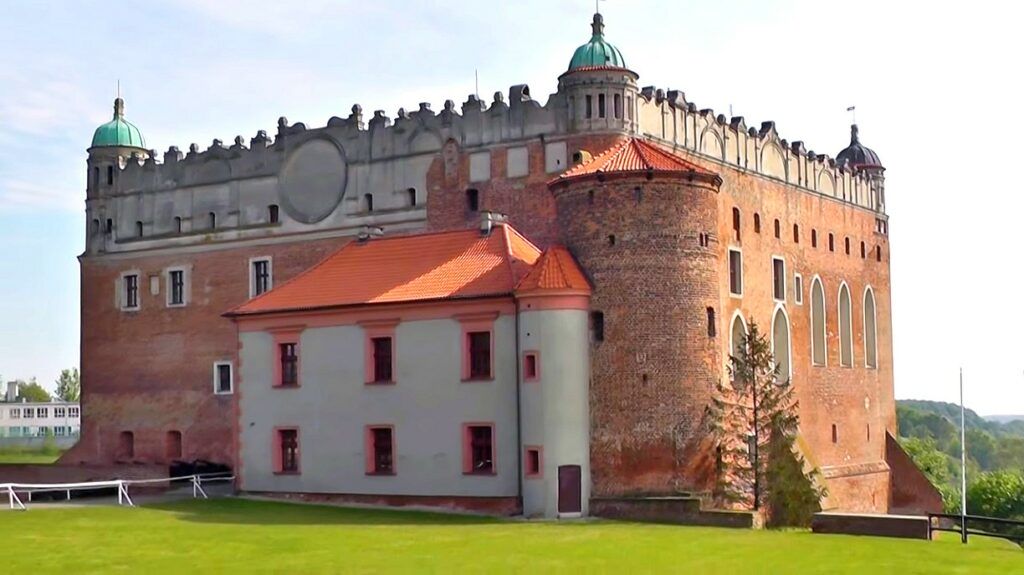 Turniej Łucznictwa Konnego na Zamku Golubskim - Złota Strzała Podobnie jak inne krzyżackie zamki, Golubską twierdzę również zbudowano na planie prostokąta.