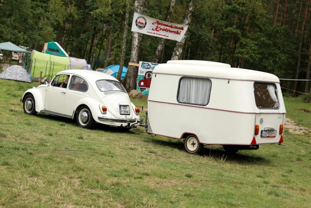 VW Garbus z przyczepą campingową na zlocie VW Classic Mazowsze