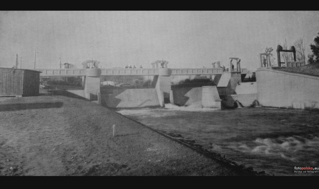 Budowa jazu w Kolbudach. Zdjęcie z wystawy na terenie elektrowni. Lata 1924-1925