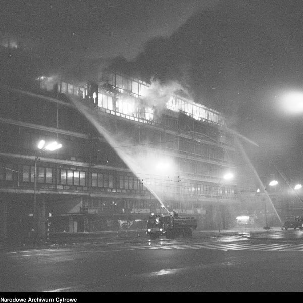 Gaszenie pożaru Centralnego Domu Towarowego przy Al. Jerozolimskich w Warszawie 1975 (foto. NAC)