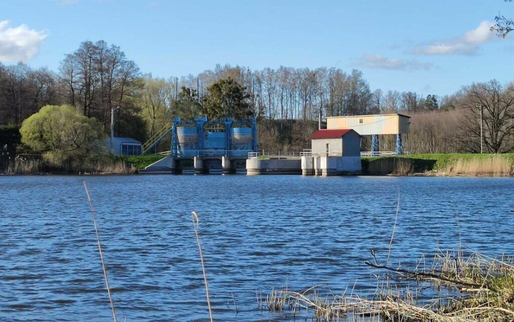 Jezioro Pierzchalskie widok na zaporę. Autorstwa Aleksander Durkiewicz - Praca własna, CC BY-SA 4.0, https://commons.wikimedia.org/w/index.php?curid=104333137