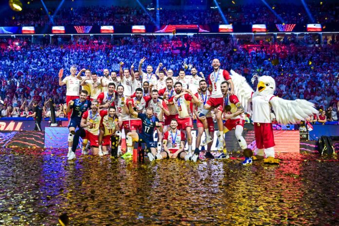 Na zdjęciu reprezentacja polski w siatkówce ciesząca się z złotego medalu na turnieju Ligi Narodów 2023. Sukces Polskich siatkarzy na VNL.
